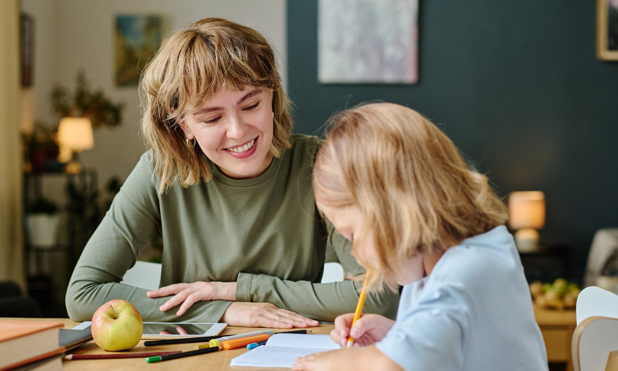 Soutien scolaire enfant soutien scolaire donné par une femme